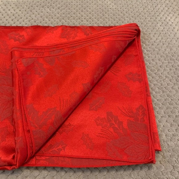 Table Cover - Red - Picture 2 of 2